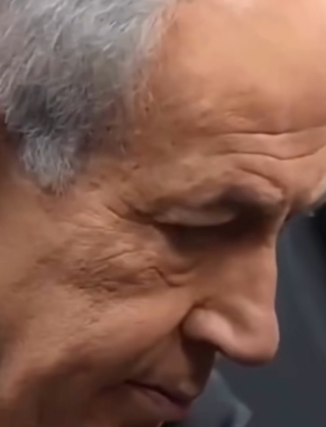 pidato Netanyahu terahir diduga menunjukkan bahwa itu adalah AI, dengan tanda fisik yg tidak sesuai anatomi.