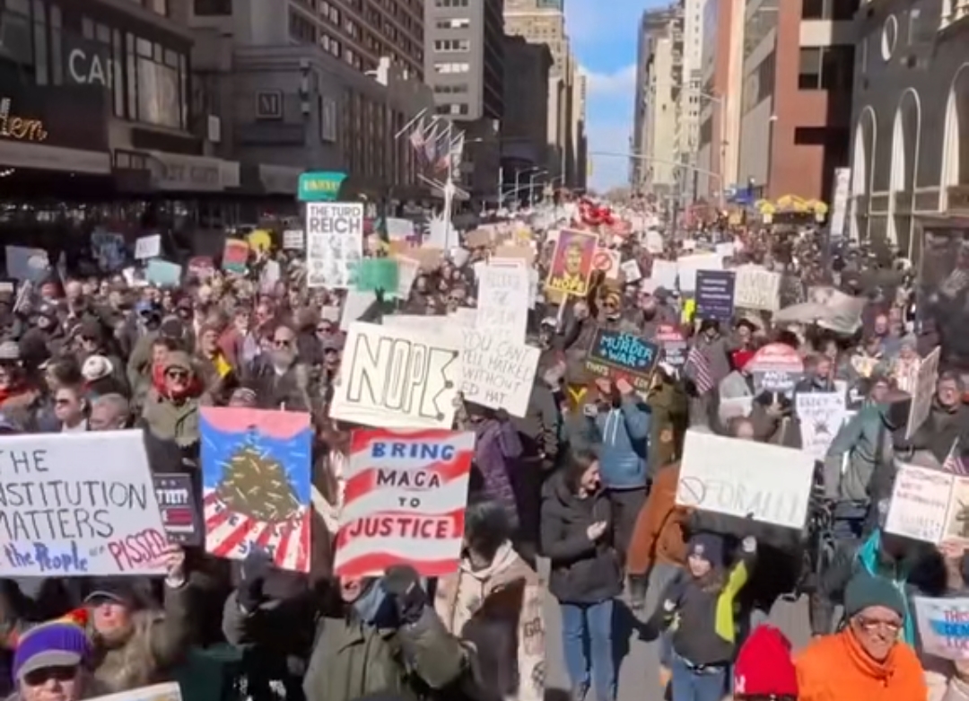 ratusan ribu rakyat Amerika turun kejalan dengan tema, No Kings ", & Menuntut presiden trump mundur, karna dianggap telah menyengsarakan rakyat