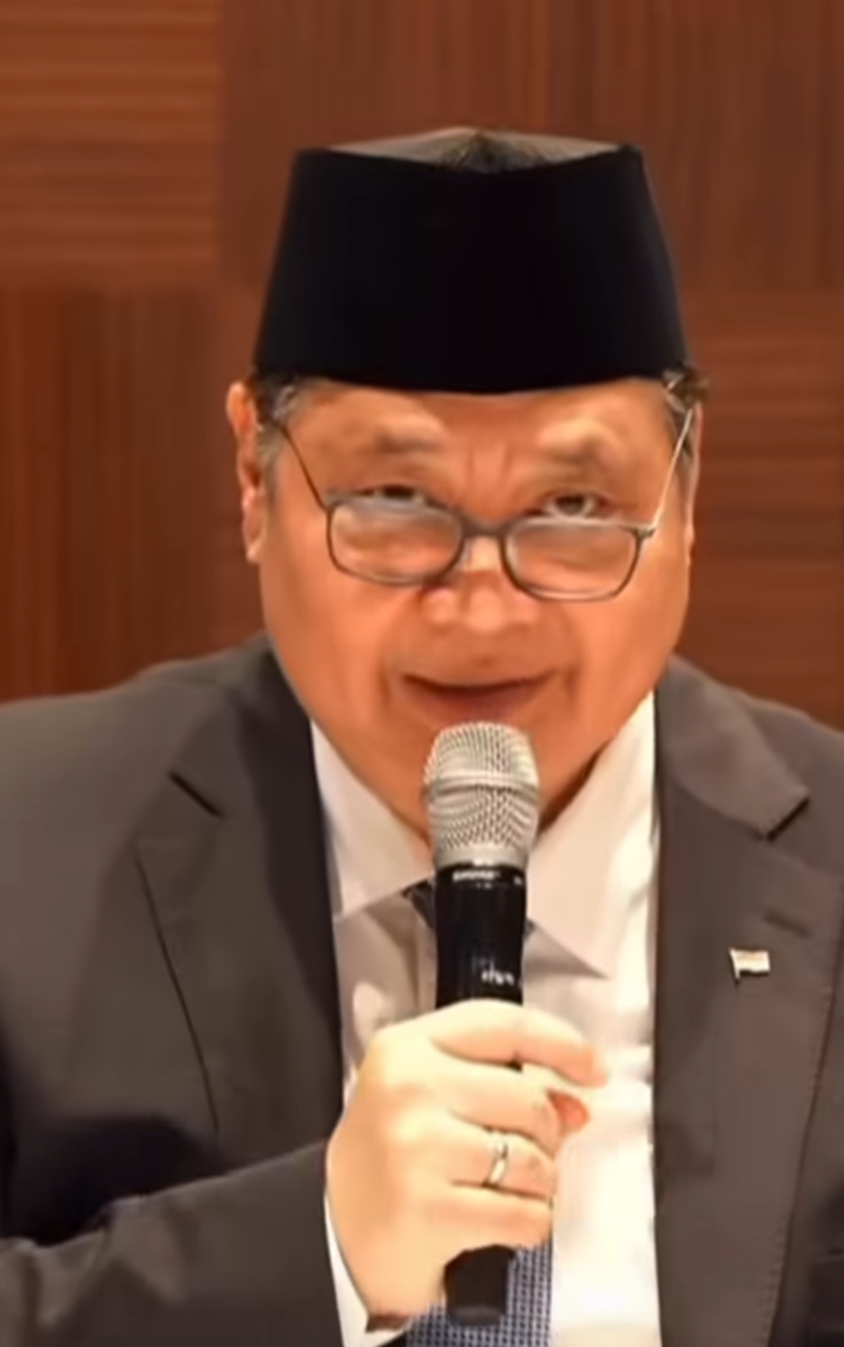 pemerintah Indonesia melalui menko ekonomi erlangga hartanto, resmi menerapkan WFH sebagai alternatif penghematan anggaran dalam rangka efisiensi anggaran