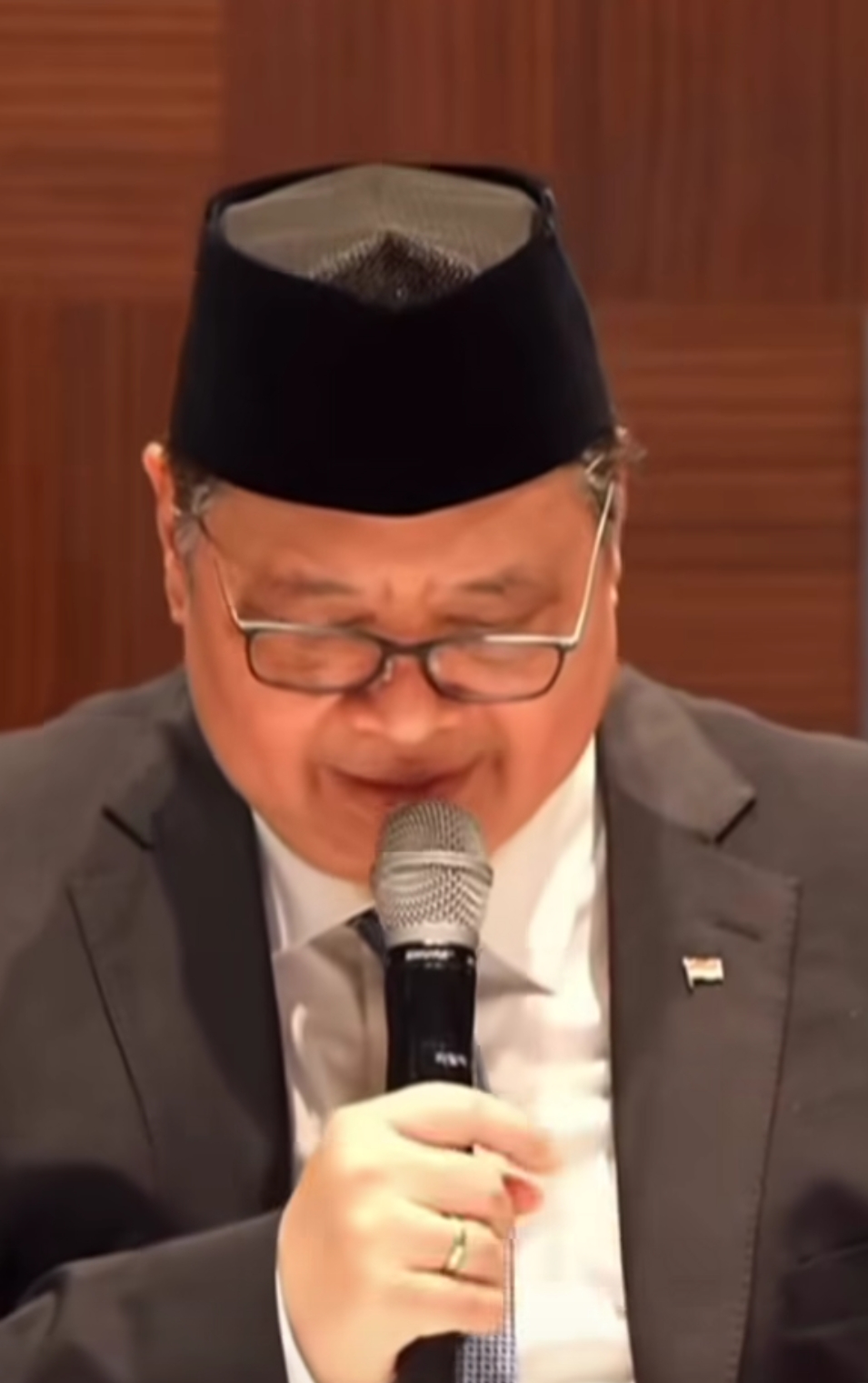 pemerintah Indonesia melalui menko ekonomi erlangga hartanto, resmi menerapkan WFH sebagai alternatif penghematan anggaran dalam rangka efisiensi anggaran