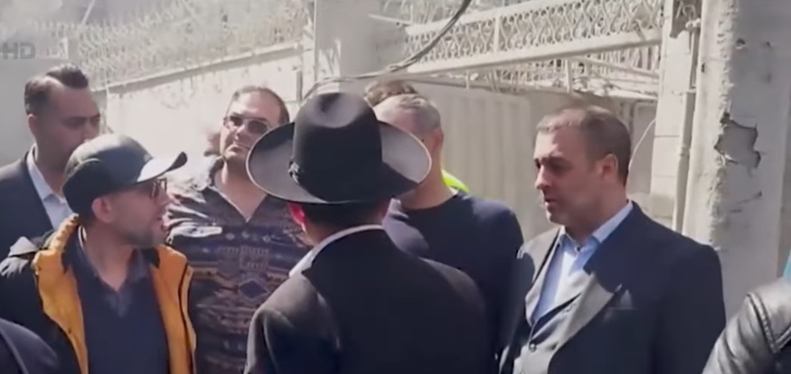 zionis israel mengebom sinagog ditehran iran, kitab Taurat rusak tertimbun puing-puing