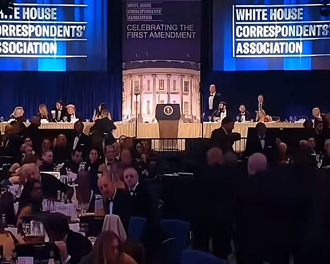 sedang acara diner, donald trump dievakuasi karna ada suara senjata