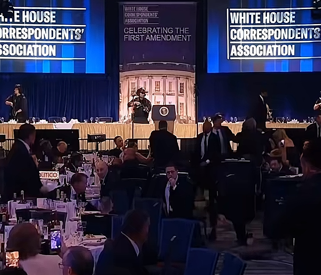 sedang acara diner, donald trump dievakuasi karna ada suara senjata