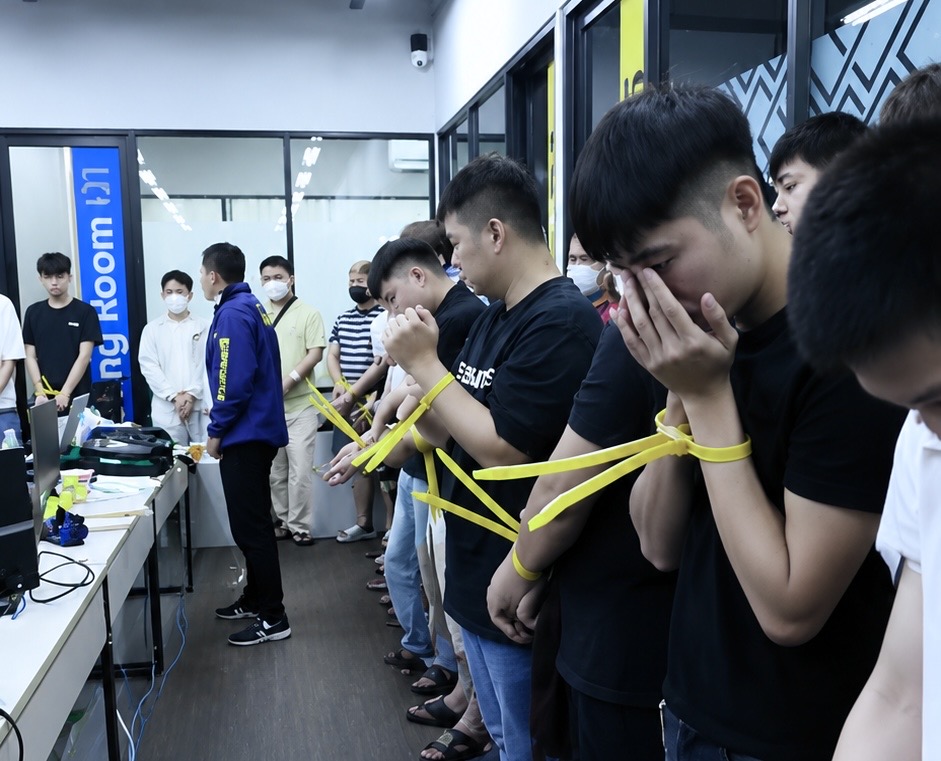🚨 321 WNA diamankan dalam penggerebekan markas judi online internasional di kawasan Hayam Wuruk, Jakarta Barat. Polisi menemukan puluhan situs judi daring hingga menyita miliaran rupiah dari lokasi penggerebekan.