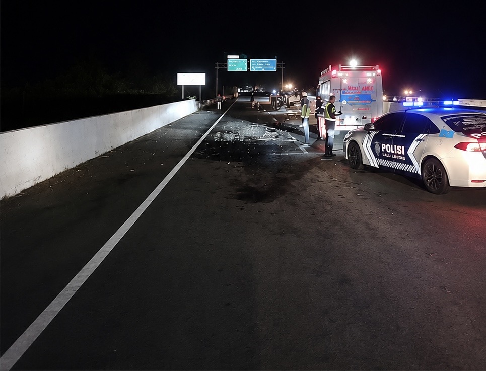 🚨 INFO TERKINI ACEH 🚨 Innalillahi wainnailaihi rajiun, kecelakaan maut terjadi di Tol Sibanceh dan menimpa rombongan Ketua Fraksi PA DPRA Tgk Anwar Ramli. Sang istri dilaporkan meninggal dunia, sementara korban lainnya masih menjalani perawatan intensif