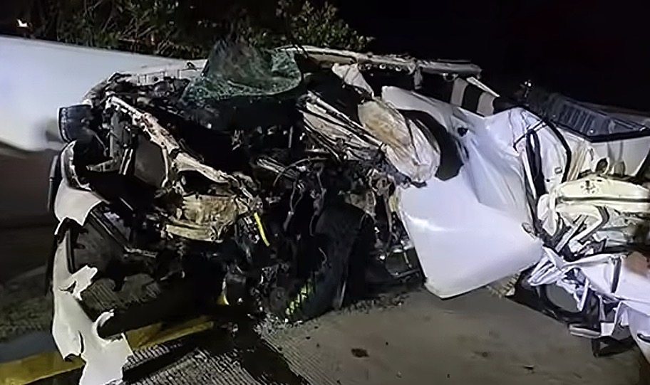 🚨 INFO TERKINI ACEH 🚨 Innalillahi wainnailaihi rajiun, kecelakaan maut terjadi di Tol Sibanceh dan menimpa rombongan Ketua Fraksi PA DPRA Tgk Anwar Ramli. Sang istri dilaporkan meninggal dunia, sementara korban lainnya masih menjalani perawatan intensif