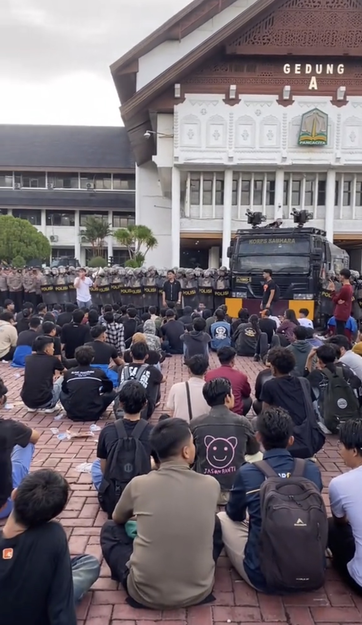 Demo terkait Jaminan Kesehatan Aceh (JKA) di depan Kantor Gubernur Aceh berakhir ricuh. Massa aksi yang menolak Pergub Nomor 2 Tahun 2026 dibubarkan aparat menggunakan water cannon dan gas air mata setelah situasi memanas di lokasi.