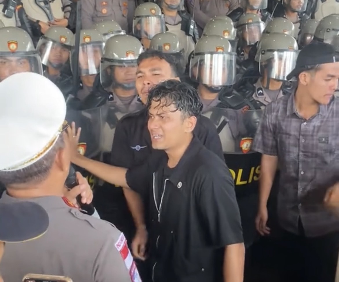 Demo terkait Jaminan Kesehatan Aceh (JKA) di depan Kantor Gubernur Aceh berakhir ricuh. Massa aksi yang menolak Pergub Nomor 2 Tahun 2026 dibubarkan aparat menggunakan water cannon dan gas air mata setelah situasi memanas di lokasi.
