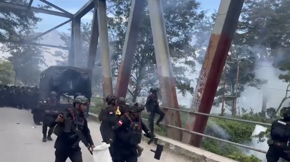 🚨 Konflik antarwarga di Wamena, Papua Pegunungan, kembali menjadi sorotan. Aparat keamanan terus disiagakan untuk mengendalikan situasi dan mencegah bentrokan semakin meluas di tengah masyarakat.