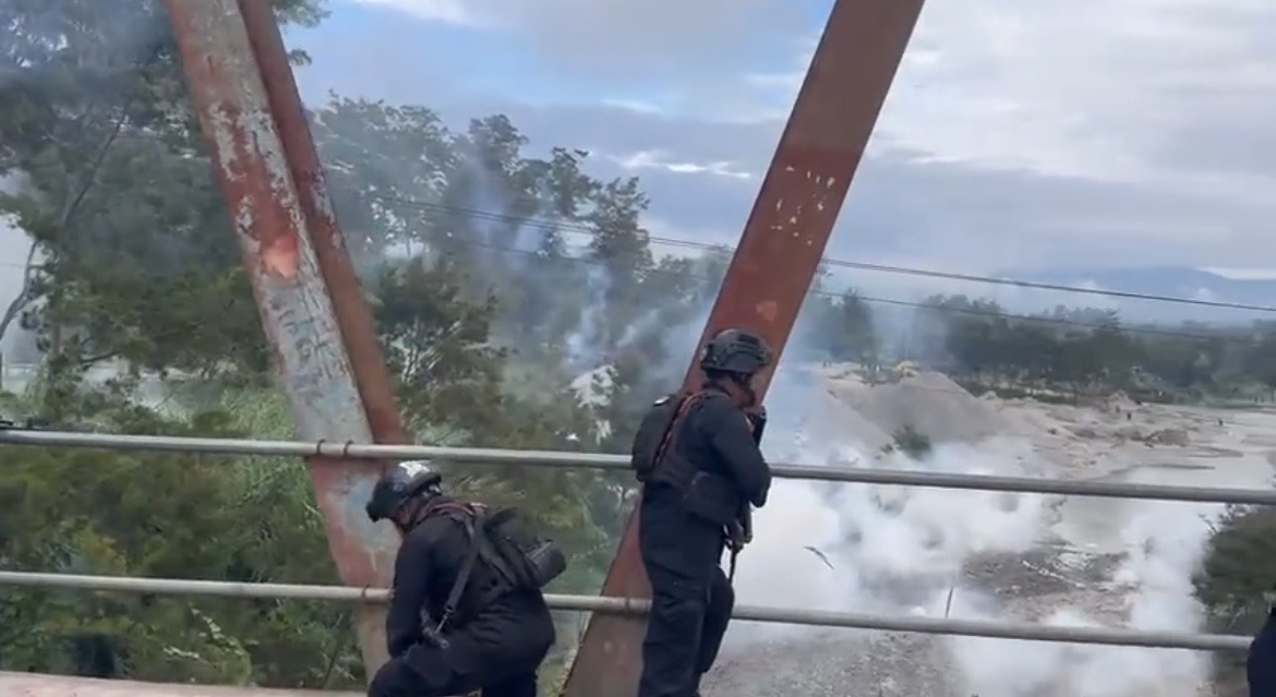 🚨 Konflik antarwarga di Wamena, Papua Pegunungan, kembali menjadi sorotan. Aparat keamanan terus disiagakan untuk mengendalikan situasi dan mencegah bentrokan semakin meluas di tengah masyarakat.