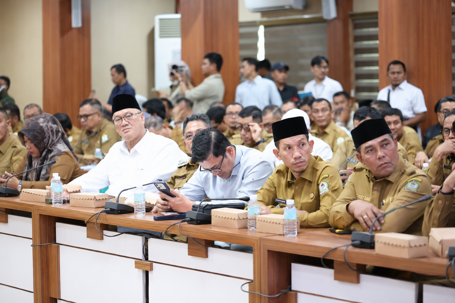 Mualem Hadiri Rapat Koordinasi dan Evaluasi Percepatan Pemulihan Pascabencana Hidrometeorologi