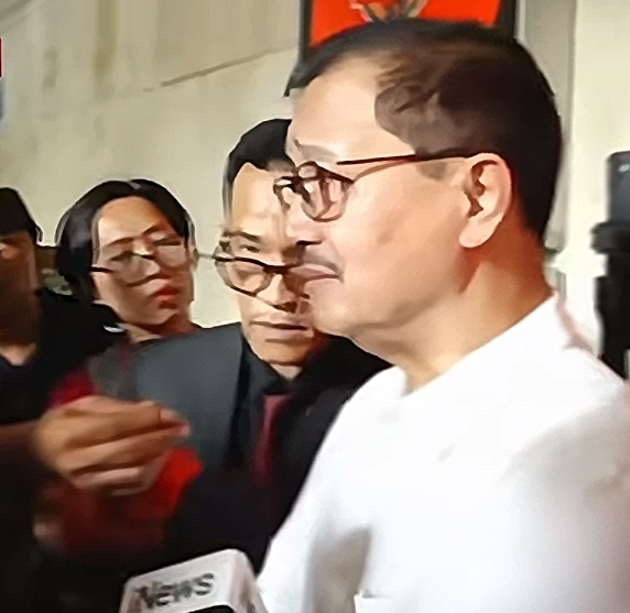 Keterangan mantan wakapolri jendral Ugro Seno, penangkapan yg dilakukan pihak kepolisian kepada Roy Suryo seolah seperti sejarah penangkapan para jendral pahlawan Revolusi, ada apa sebenarnya??