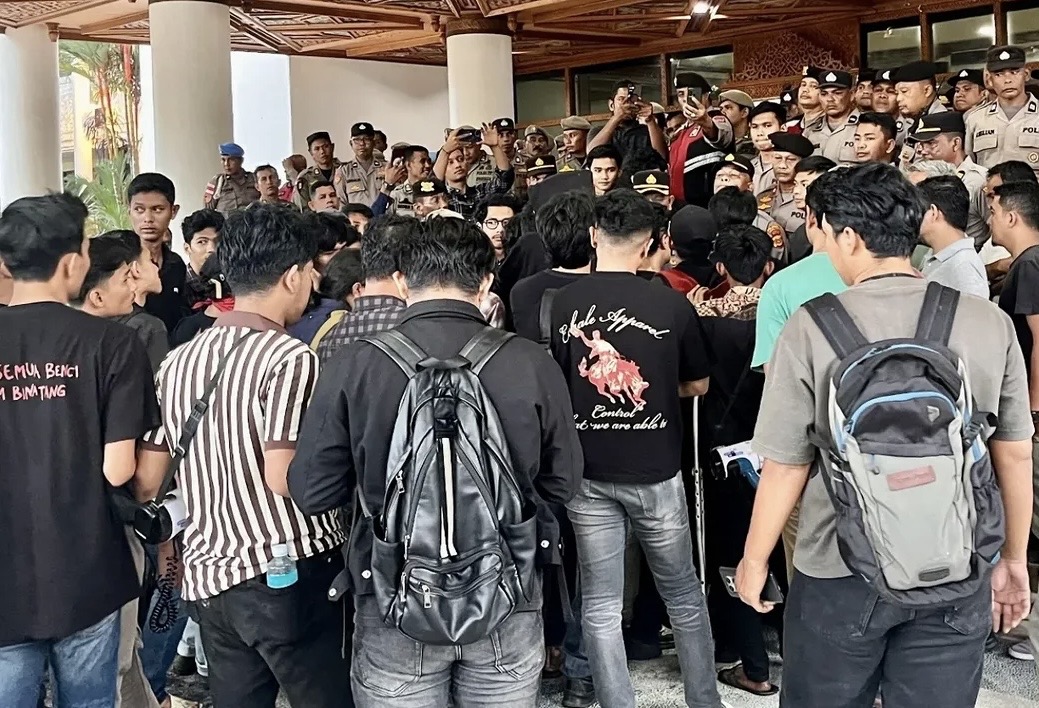 Aksi Demonstrasi di Kantor Gubernur Aceh Diwarnai Pembentangan Bendera Bulan Bintang dan Tuntutan Penanganan Bencana