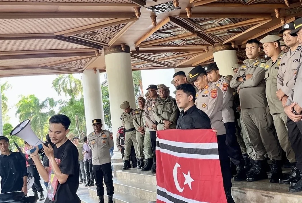 Aksi Demonstrasi di Kantor Gubernur Aceh Diwarnai Pembentangan Bendera Bulan Bintang dan Tuntutan Penanganan Bencana